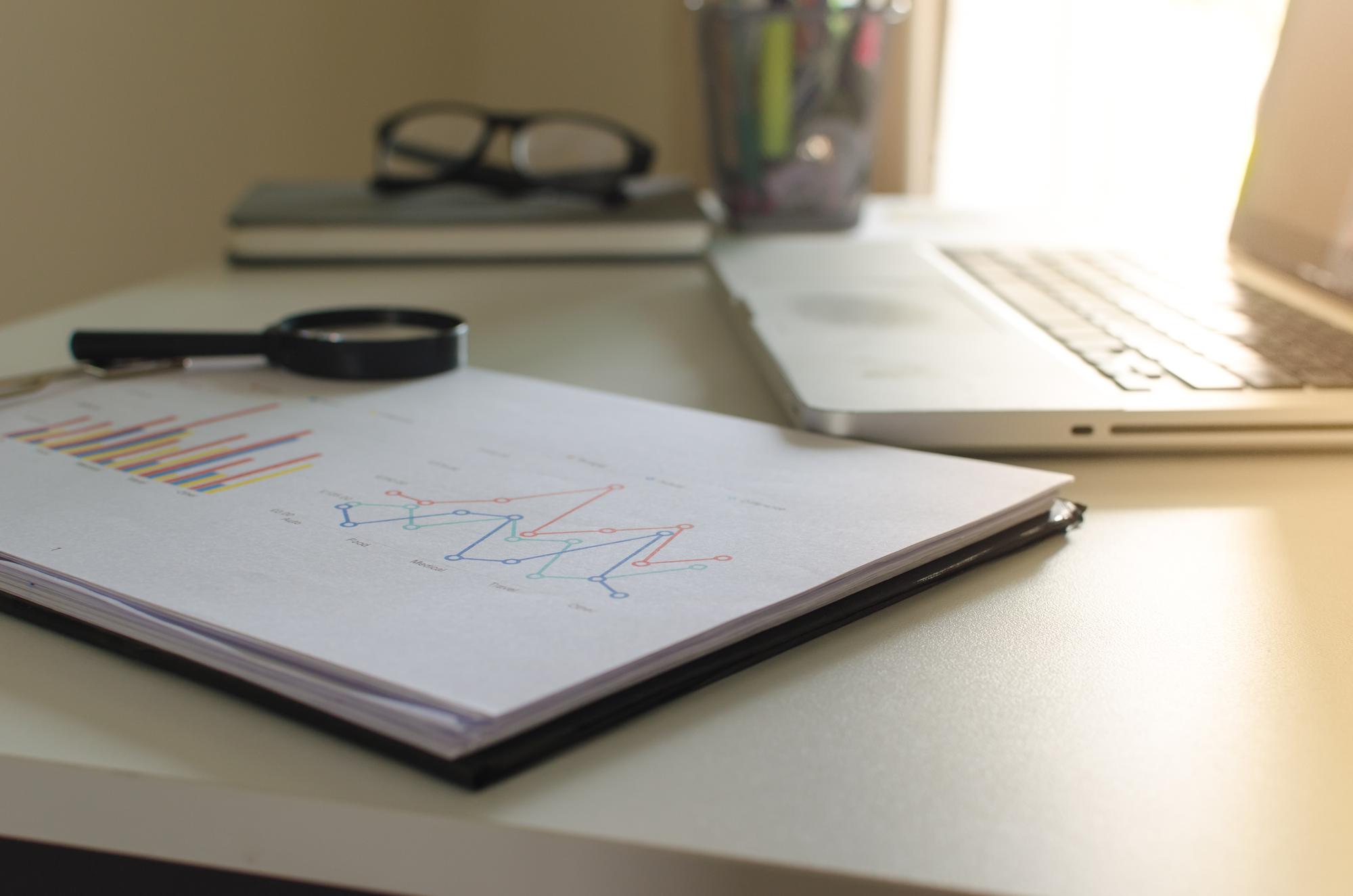 Workspace: Notizbuch mit Finanzdiagramm